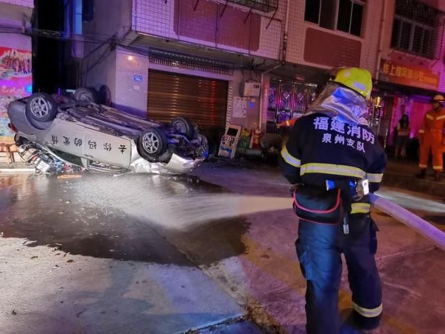 轿车|险!永春一轿车连撞数辆摩托后侧翻漏油,车身上的字亮了......