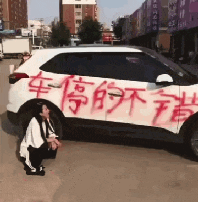 速度|搞笑GIF:两个二货开假车,速度不慢啊