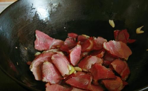  蒜薹炒腊肉|《中餐厅4》张亮做的这道菜，下锅随便一炒真叫香，米饭连扒了3碗