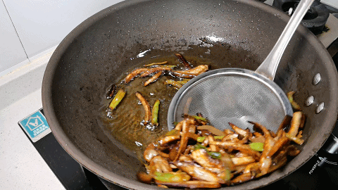 辅料|葱油拌面,分三步就能搞定,从葱油到煮面,好吃的技巧如此简单