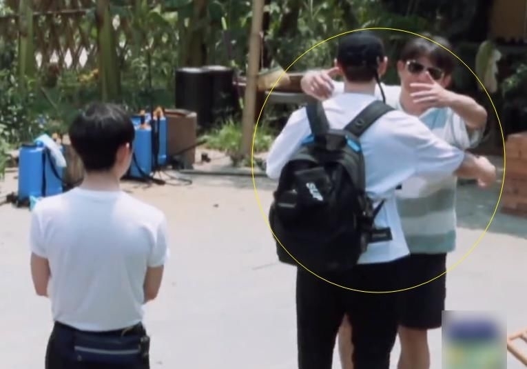 黄晓明离开|黄磊没出门送黄晓明,回到蘑菇屋的两个举动,透露内心情感