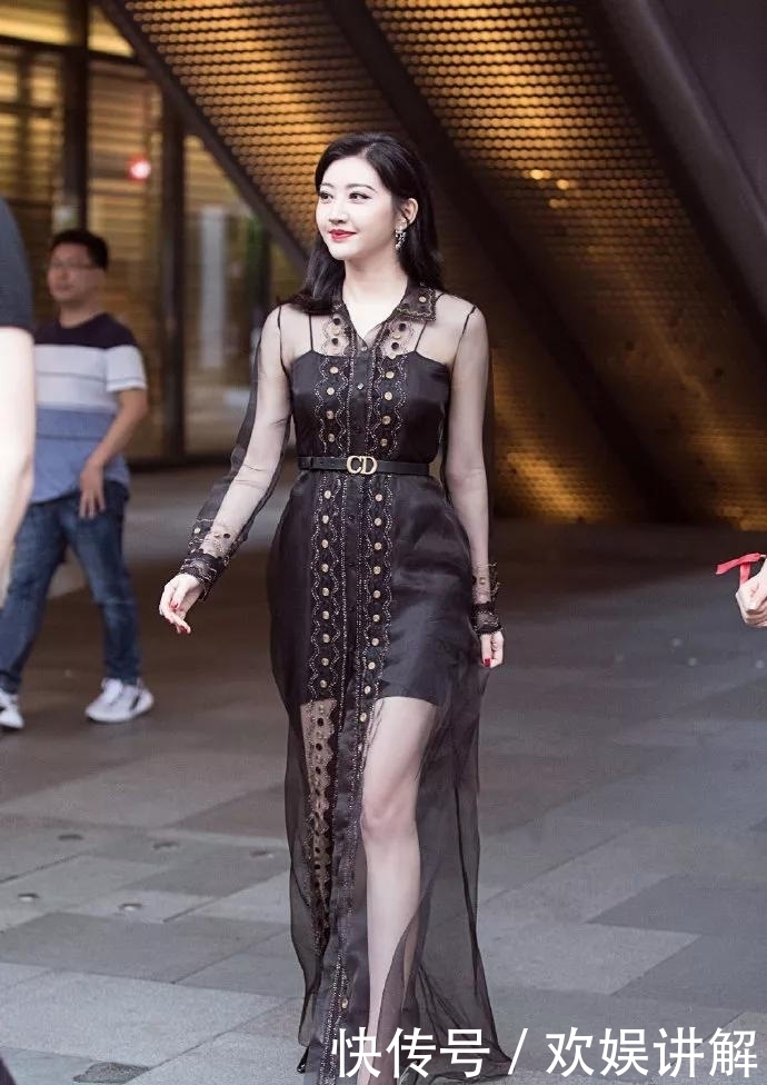 高跟鞋|美女脚上穿搭一双高跟鞋,简约又大气,让她秒变时尚达人