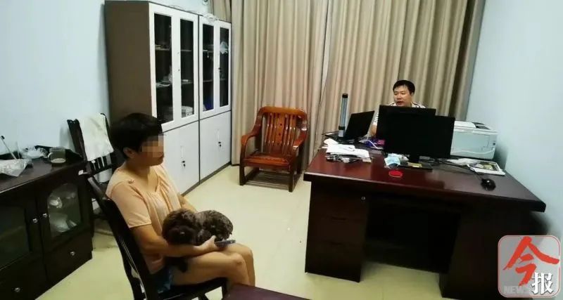 咬伤|太嚣张!柳州女子遛狗不拴绳还纵犬咬伤辅警,处理结果引起舒适