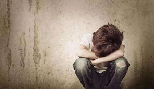 犯人|打人哭泣，面对孩子的“坏脾气”，教他“情绪管理”比打骂更有效