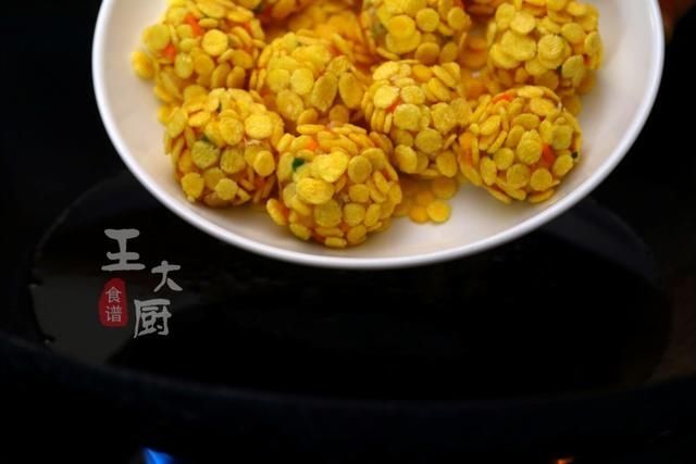 好吃|吃过一定会爱上的玉米片炸胡萝卜鸡胸肉丸子,简单好做,非常好吃