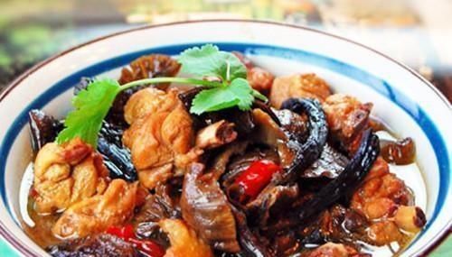  大厨|炖鸡时，焯水和直接炖都是错误的，大厨教你一招，鸡肉不腥