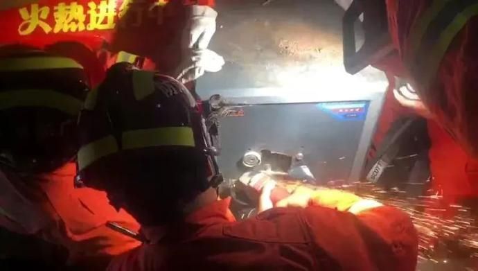  小婷安全|险！女童玩“躲猫猫”，连人带钥匙被锁进保险柜半小时……