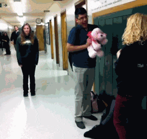 进来|搞笑GIF:这东西怎么突然进来了!可惨了!看看人怎么样了!