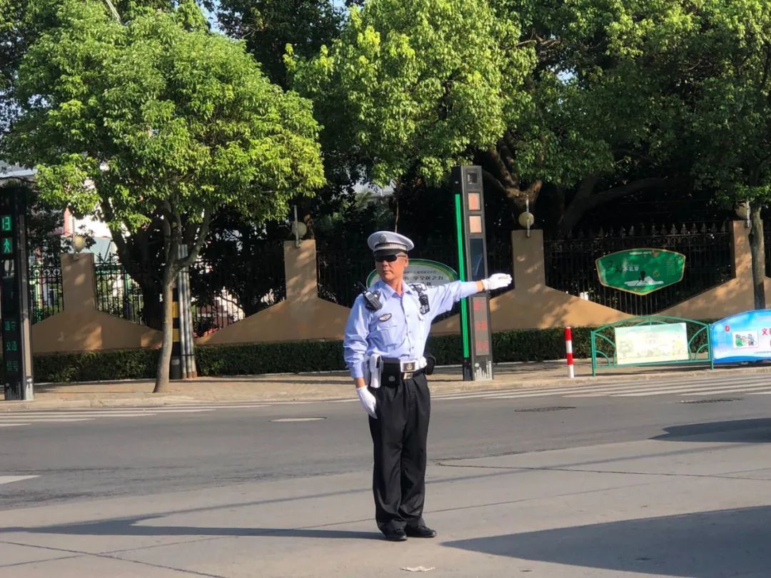 崇明|创城进行时丨崇明交警严查交通违法，提醒市民人人争做文明交通参与者