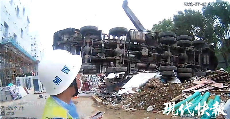  货车|数十米长的吊车吊臂突然断裂，路过货车被砸中……