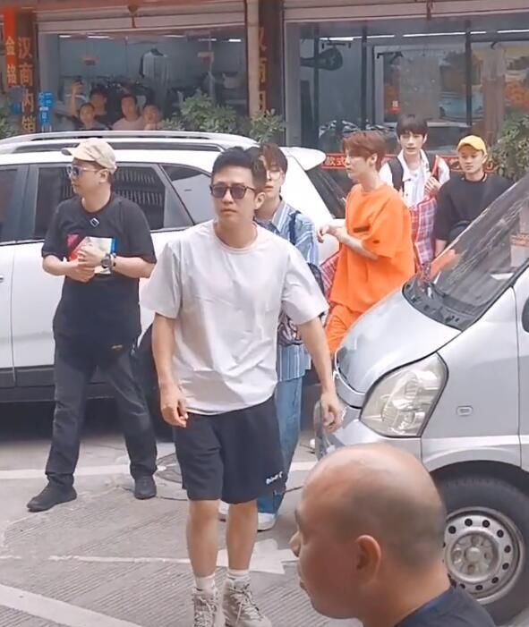  陈赫|陈赫背编织袋录节目，邓超搂着鹿晗好甜，滤镜下鹿晗美成小仙女