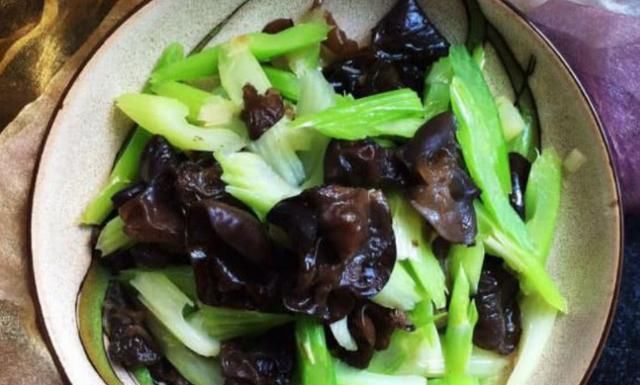  不见|木耳和此物一起炒，等于“天然泻药”，清肠排宿便，赘肉不见！