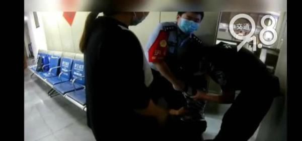  母女|“你不是我妈！”一对母女在杭州火车站大打出手！