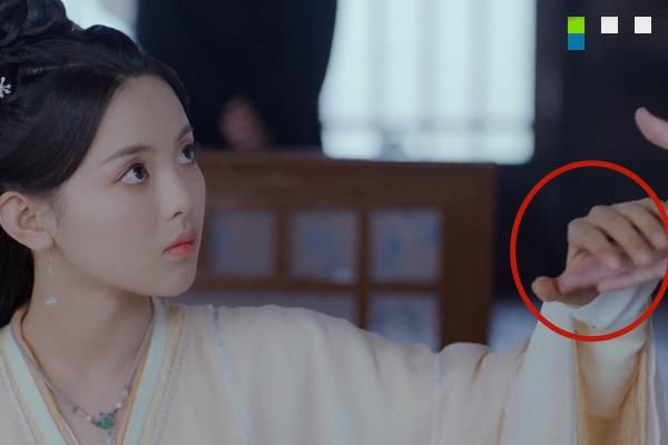  脖子|杨超越的手忘记涂粉了吗？伸手牵男主，脸和脖子比手白3个度