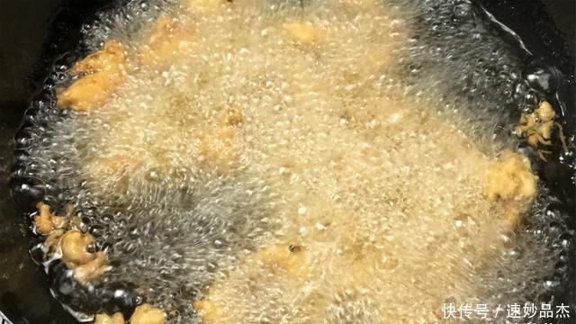 鸡胸肉|老阿姨在家做椒盐鸡块,教你学会这个小技巧,真是美味