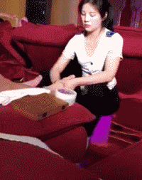 大妈|搞笑GIF:这打卡机太心机了!美女秒过,大妈打几百次却失败了