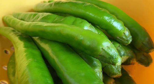 米饭|辣椒酱,做法简单,香辣又下饭,越辣越想吃,配米饭或者馒头特香