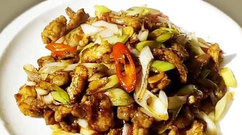  步骤|葱爆肉片，肉片不要直接下锅爆炒。多一道步骤，口味马上不一样