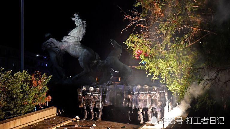 试图|塞尔维亚:抗议者试图冲击贝尔格莱德议会大楼,警方发射催泪瓦斯