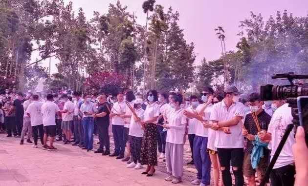  病号服|62岁潘长江疑健康告急穿病号服现身显老态，背景杂乱似医院