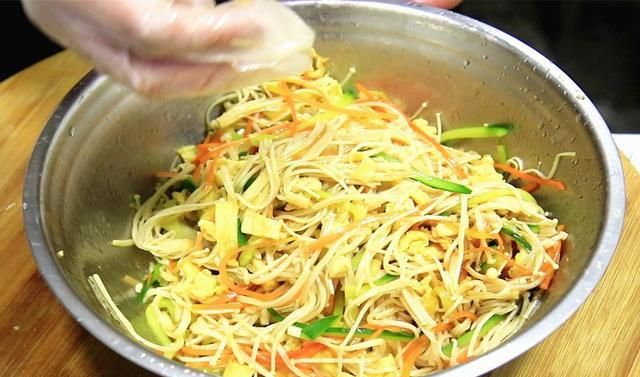  金针菇|金针菇加鸡蛋没想到这么好吃！鲜香十足下酒下饭，难怪家人都喜欢