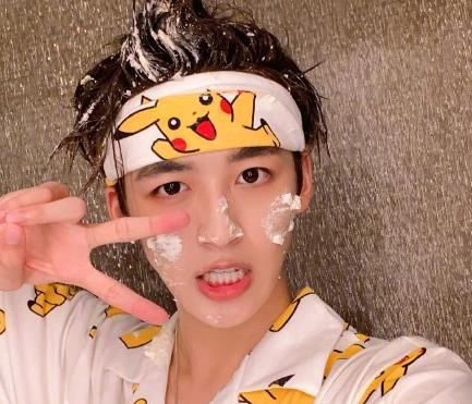  坐塌|综艺搞笑片段：何洛洛坐塌蛋糕周深认错鱼篓，他被当萝卜？