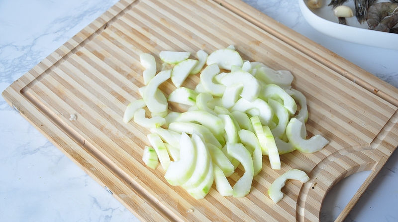  讨喜|最多十分钟上桌的讨喜菜，一种海鲜一种蔬菜同炖，吃一回想下回