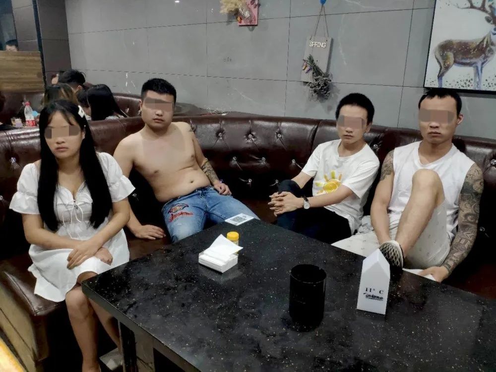  店长蒋某娇|凌晨两点，这群年轻男女在音乐烧烤吧里聚众吸毒，女店长看见后悄悄关了店里大灯，还让服务员锁住大门