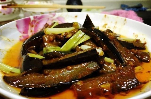 放油|炒茄子先放油是大错特错,20年厨师长教你1招,茄子不吸油还香嫩