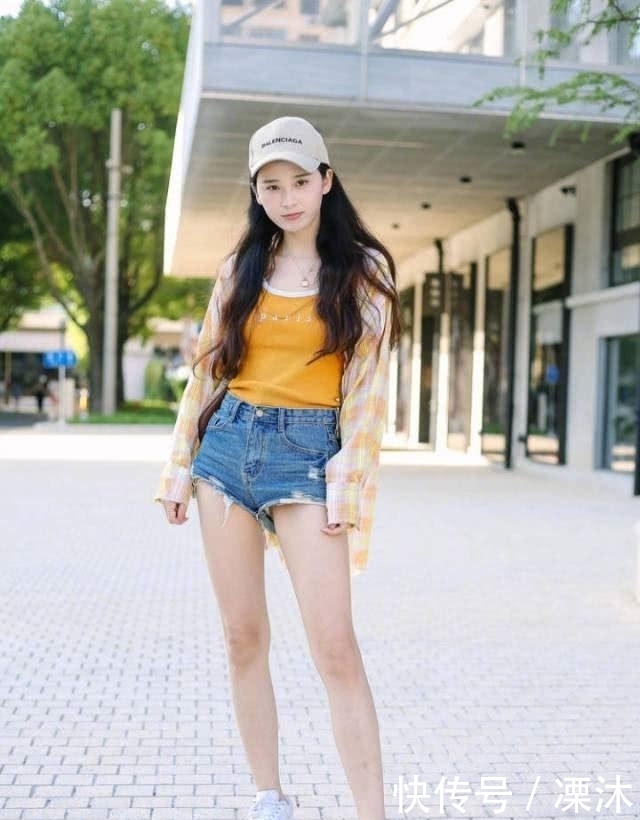  牛仔裤|路人街拍：短裤这样穿才流行，有肉的女生穿更美