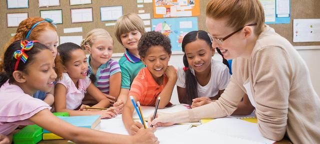  大妈|俄一对情侣草丛缠绵，被愤怒的邻居大妈用木板狠打严厉教育