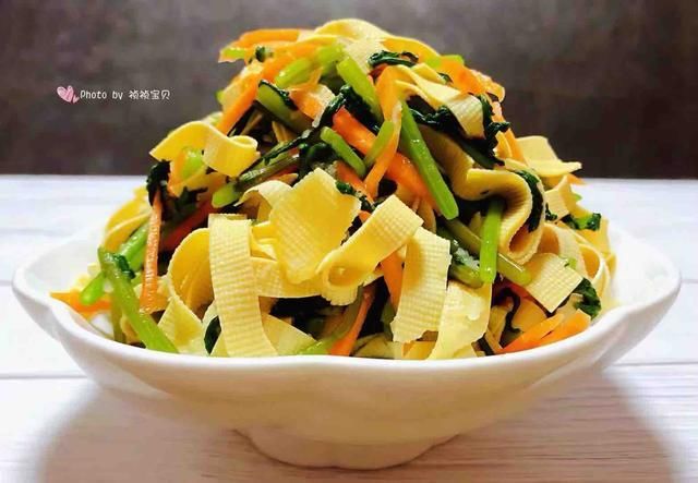  叶茼蒿|8月，遇上这蔬菜别手软，3块买一把，失眠的人多吃，夜里睡得香