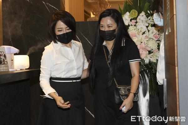  图／记者黄|罗霈颖生前当她伴娘 两性作家小彤灵堂前约定：来世还要找你