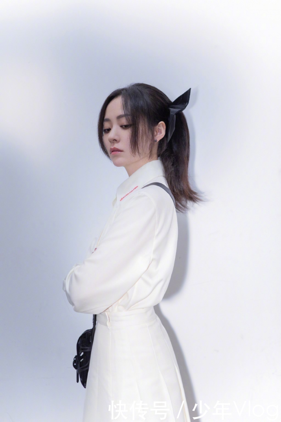 极致|黑白到极致就是极度舒适，白色学院风短裙套装