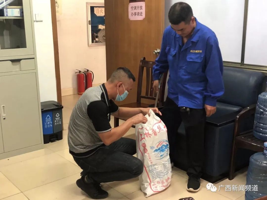  这次|南宁一小区又抓到蛇，这次是剧毒眼镜蛇！捕蛇人：肯定不止一条