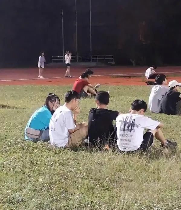 大学生|大学生组织跳广场舞又火了，现场异常劲爆！致我们的大学生活！