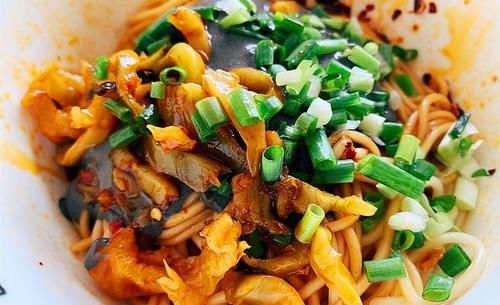 分之一汤勺|黑芝麻酱热干面,香气浓烈而厚重,面条劲道、口感好