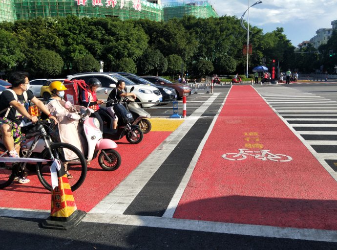 赞台|桂林交警蜀黍镜头里的你，太美了！| 创城点赞台五