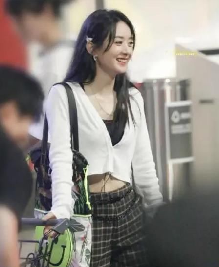  腰部|《中餐厅》杀青赵丽颖直奔按摩店，曾在拍戏时落马被威亚戳伤腰部