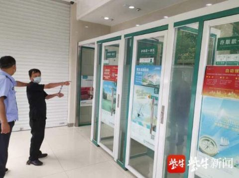  活捉|59岁男子夜晚持刀抢劫女子，镇江三市民散步时“智取”活捉