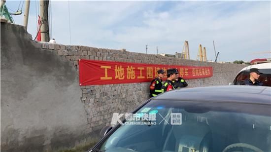  车主|今天中午杭州绍兴路一堵围墙倒塌，20多辆车被砸坏