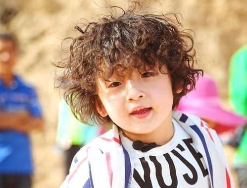 大山|邹市明儿子穿补丁裤,大山孩子不能养尊处优,这才是星二代的榜样