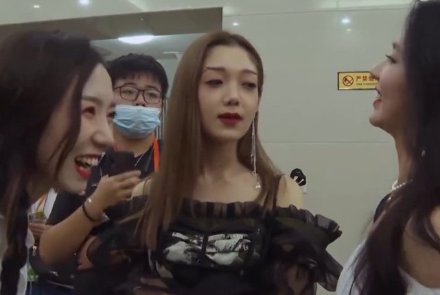  少女|孟美岐给硬糖少女传授经验, 只拥抱张艺凡一人, 王艺瑾一脸懵