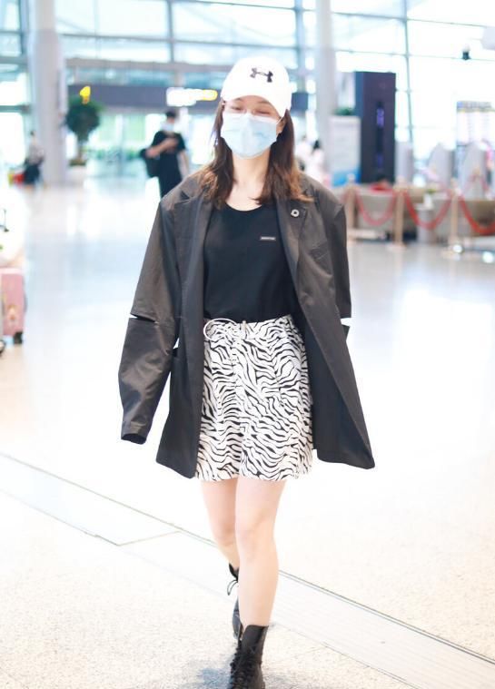  运动风|吴昕真有少女感，香芋紫外套穿的“松垮垮”，嫩度不输小姑娘