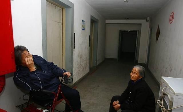 道谢|3岁男孩电梯里放屁，男子让父母带娃就医，事后家长登门道谢