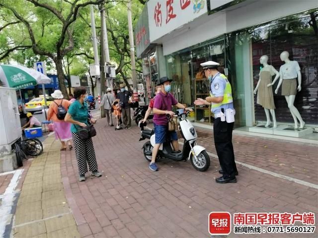  行驶|南宁电动车被禁止在人行道上行驶 多人被现场拦截