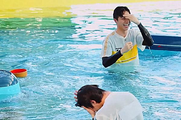  退让|蔡徐坤一再退让，却被陈立农扣翻在水里，友谊的小船说翻就翻