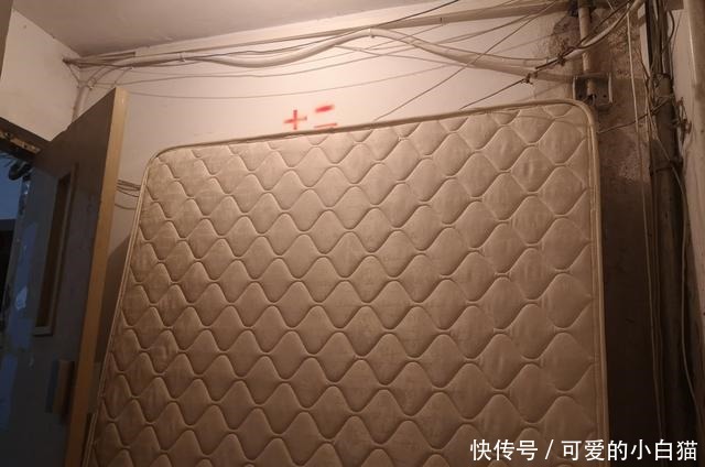 花家地小区|小区楼道堆杂物屡治屡现,堆放三四年业主不听劝