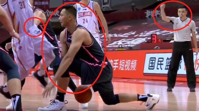 犯规|鼓掌+竖大拇指！裁判为啥吹胡明轩而不吹易建联呢？以下2种可能