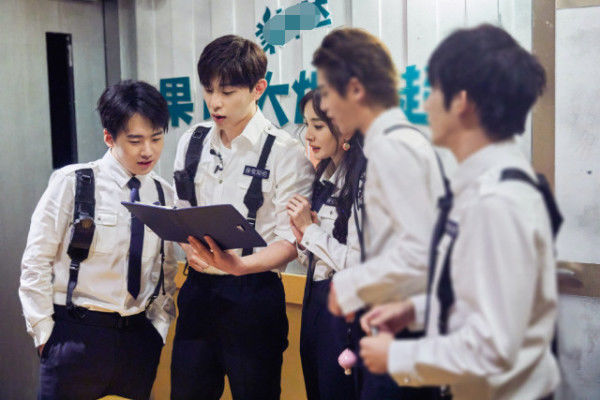  电梯|《密逃》邓伦胆小把队友关在电梯外面，其团队联系节目组重新剪辑